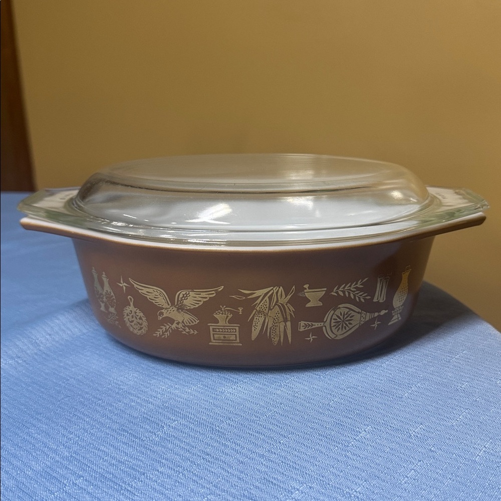 PYREX EARLY AMERICAN 1-1/2 Qt Oval Casserole w/Lid. #043 Gold On Brown